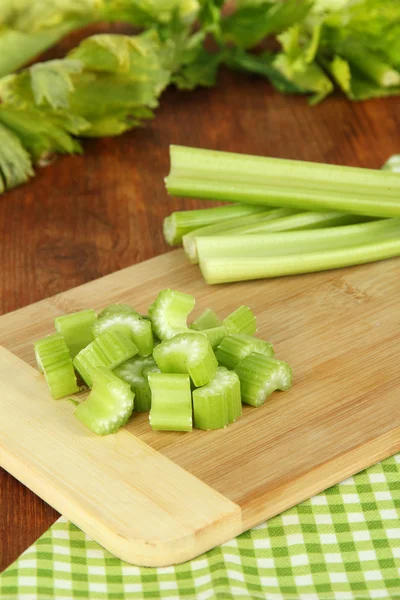 Verse groene selderij op tabel close-up — Stockfoto