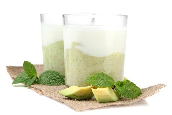 Färsk avokado smoothie isolerad på vit — Stockfoto