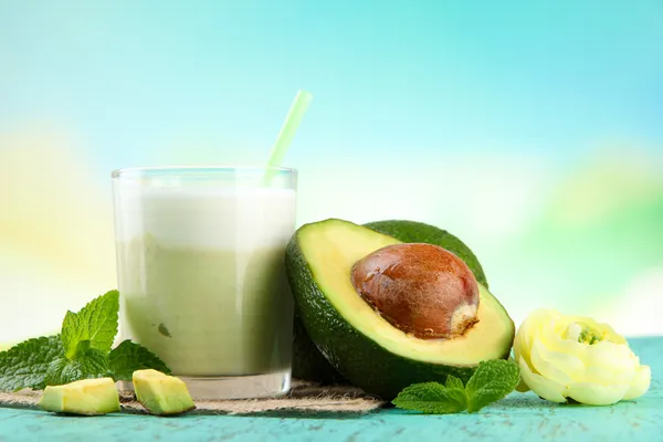 Frischer Avocado-Smoothie auf hellem Hintergrund — Stockfoto