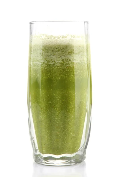 Склянка зеленого овочевого соку ізольовано на білому — стокове фото