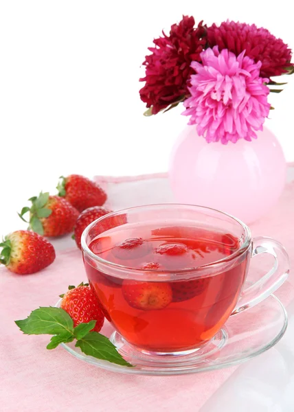 Finom strawberry tea tábla fehér háttér — Stock Fotó