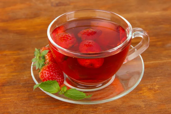 Pyszne herbaty truskawka na stół szczegół — Zdjęcie stockowe