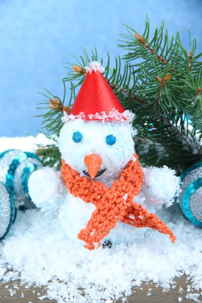 Hermoso muñeco de nieve y decoración de Navidad, sobre fondo azul — Foto de Stock