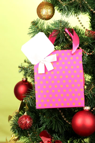 Δώρο για το χριστουγεννιάτικο δέντρο για το χρώμα φόντου — Φωτογραφία Αρχείου