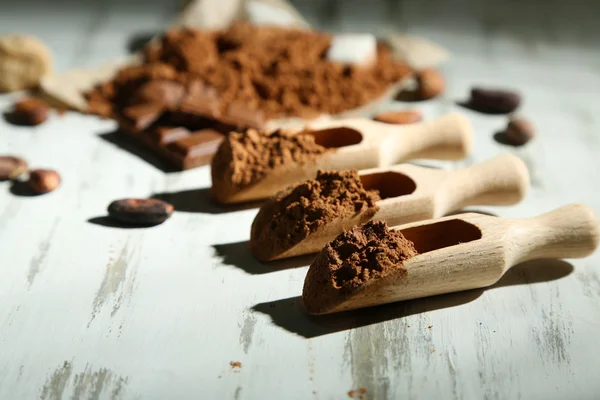 Kakao w proszku na drewnianym stole — Zdjęcie stockowe