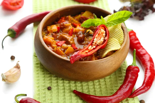 Chilli corn carne - tradiční mexické jídlo, dřevěné mísy, na ubrousek, izolované na bílém — Stock fotografie