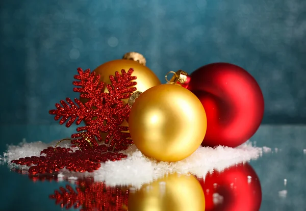 Krásné vánoční skladby na stole na světlé pozadí — Stock fotografie