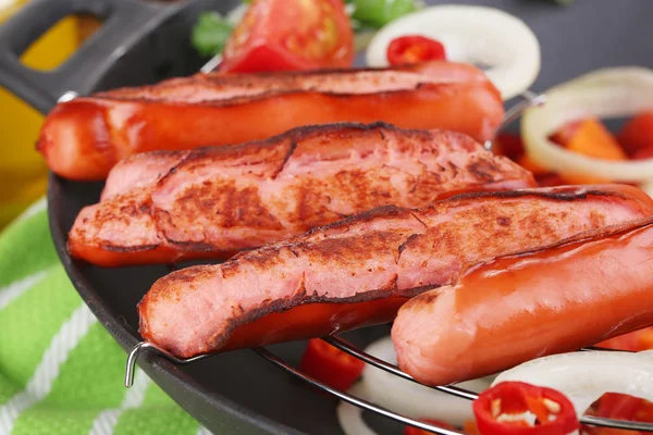 Leckere Würstchen mit Gemüse im Wok in Großaufnahme — Stockfoto