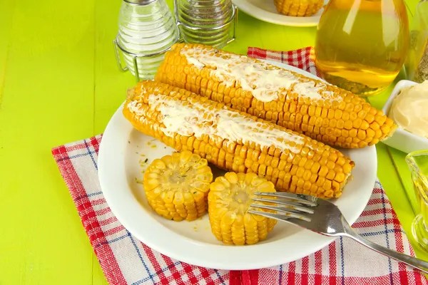 Arroz cozido com sabor na placa na mesa de madeira close-up — Fotografia de Stock