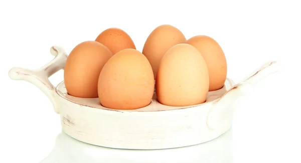 Яйца в тарелке для яиц, изолированных на белом — стоковое фото