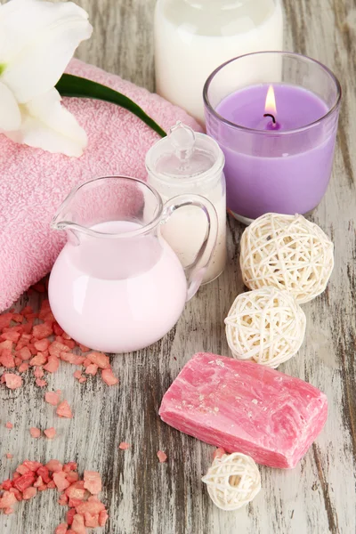 Beautiful spa setting with lily on wooden table close-up — Stock Photo, Image