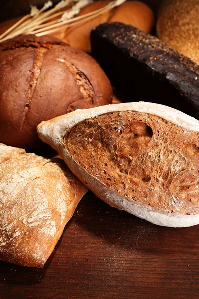 Muito pão em tábua de madeira — Fotografia de Stock