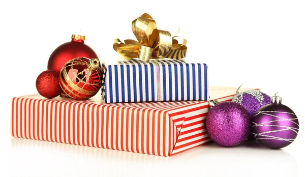 Geschenken met kerstballen, geïsoleerd op wit — Stockfoto