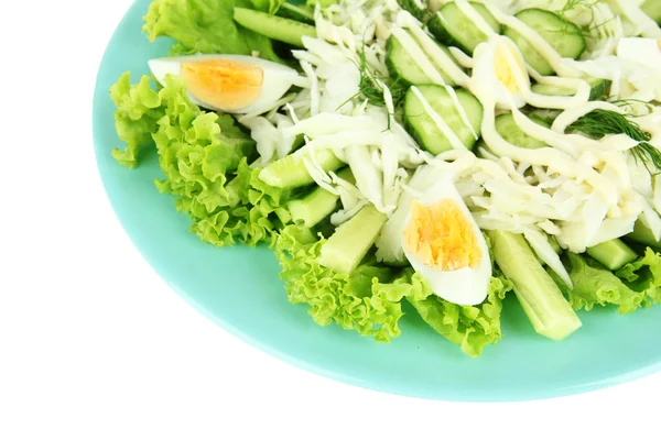 Yumurta, lahana ve salatalık, üzerinde beyaz izole lezzetli salata — Stok fotoğraf