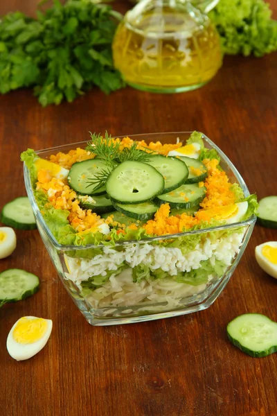Leckerer Salat mit Eiern, Kohl und Gurken auf Holztisch — Stockfoto