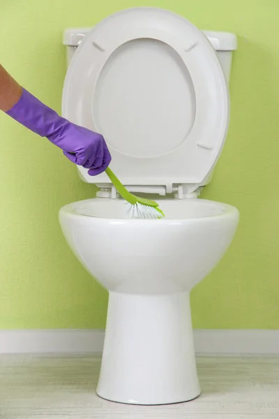Žena ruku s kartáčem, čištění záchodové mísy v koupelně — Stock fotografie
