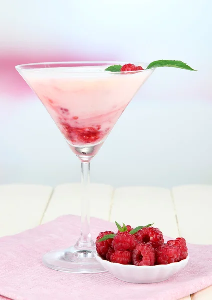 树莓牛奶甜点在鸡尾酒杯，在浅色背景上 — 图库照片