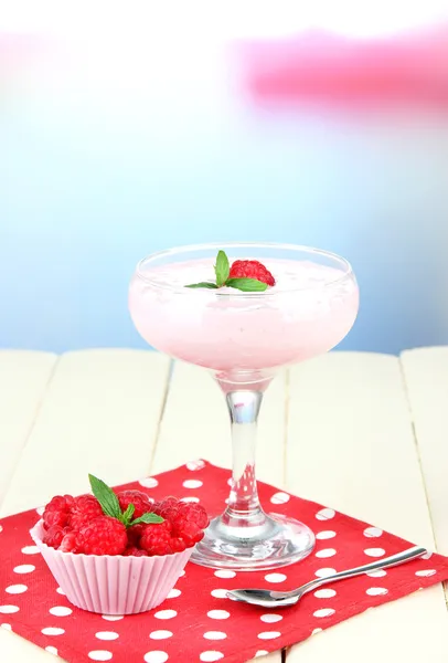 Dessert al latte al lampone in bicchiere da cocktail, su sfondo chiaro — Foto Stock