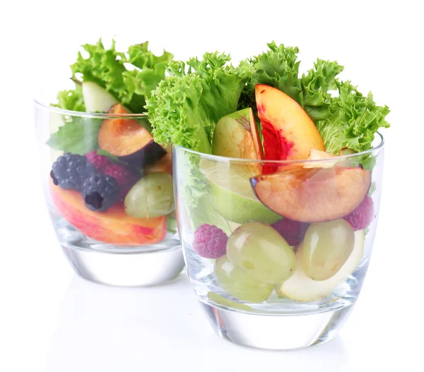 Fruitsalade in glazen, geïsoleerd op wit — Stockfoto