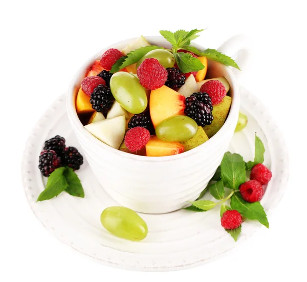 Fruitsalade in cup geïsoleerd op wit — Stockfoto