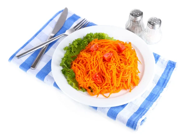 Ensalada de zanahoria en plato en servilleta aislada en blanco — Foto de Stock