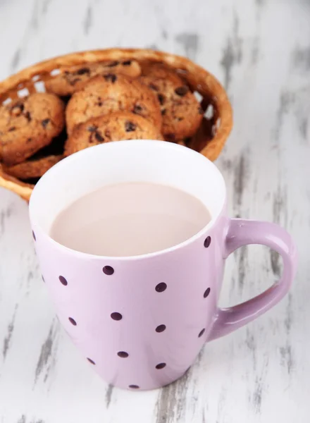 Kakaový nápoj a soubory cookie v dřevěné pozadí — Stock fotografie