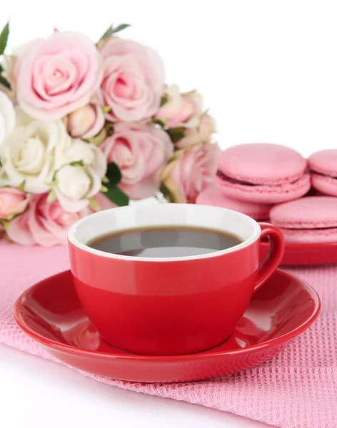 Café y macarrones aislados en blanco — Foto de Stock