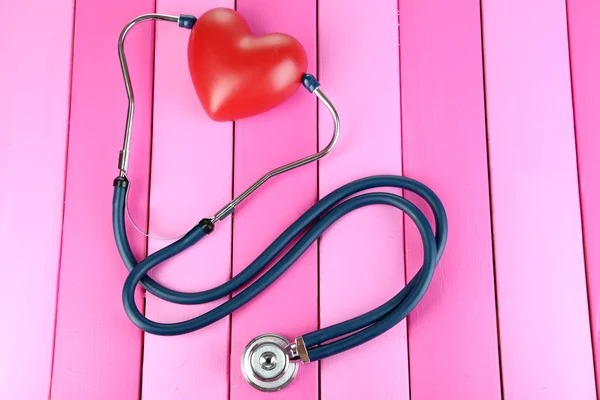 Stetoskop a srdce na dřevěný stůl detail — Stock fotografie