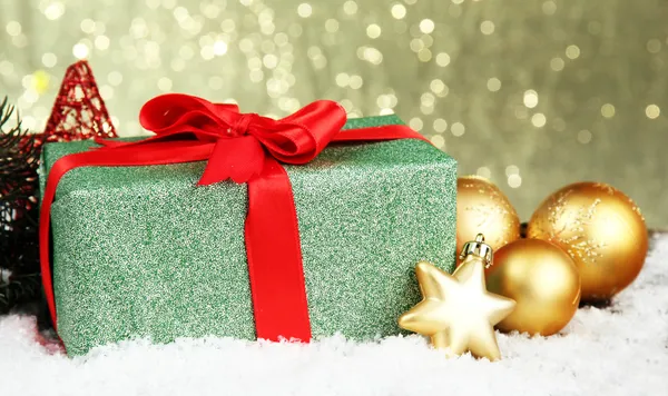 Beau cadeau lumineux et décor de Noël, sur fond brillant Images De Stock Libres De Droits