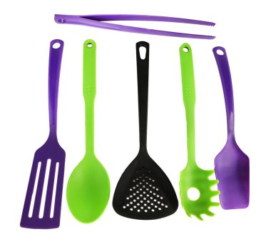 Plastik mutfak eşyaları üzerinde beyaz izole