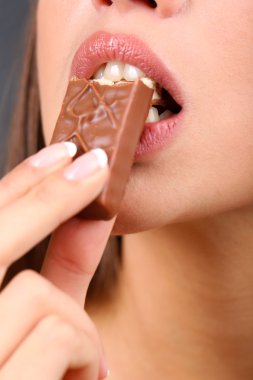 tatlı çikolata yiyen kadın
