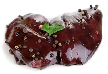 baharat ve soslar üzerinde beyaz izole pişmemiş karaciğer