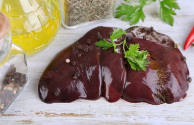 baharat ve soslar üzerinde beyaz izole ahşap tahta üzerinde çiğ karaciğer