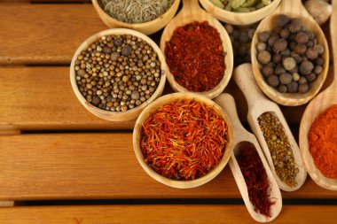 birçok farklı baharatlar ve ahşap masa yakın Tarih kokulu otlar