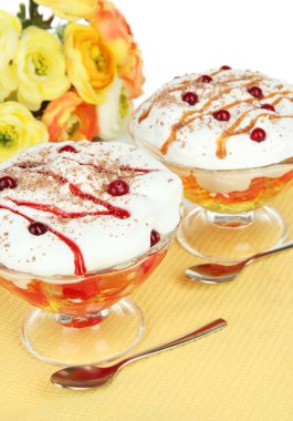 beyaz zemin üzerine masada lezzetli reçel