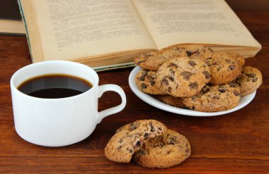 kurabiye ve ahşap zemin üzerine kitaplar ile kahve