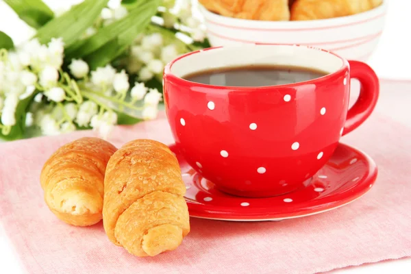 Croissants saborosos e xícara de café close-up — Fotografia de Stock