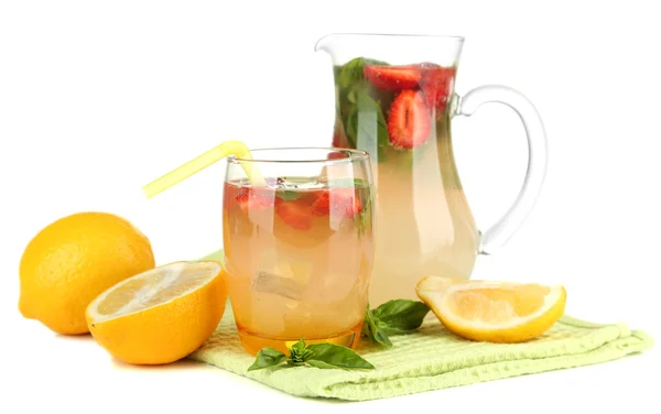 Basil limonade met aardbei, geïsoleerd op wit — Stockfoto