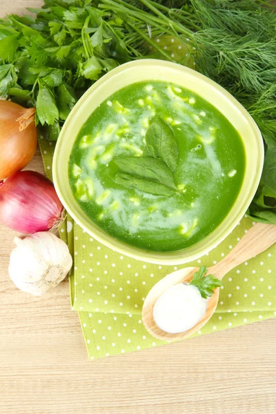 Tasty spinach soup, on wooden table — Stock Photo, Image