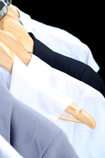 Daire askı koyu arka plan üzerinde elbise — Stok fotoğraf