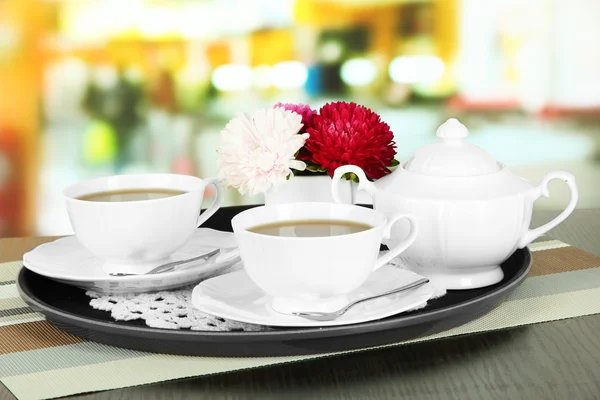 Xícaras de chá na bandeja na mesa no café — Fotografia de Stock