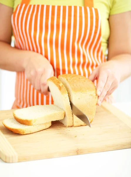 Woman slicing bread on chopping board, close up — Stock Photo, Image