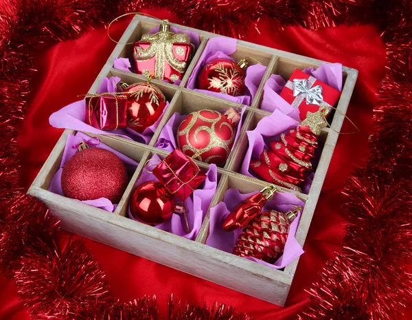 明るい背景に木製の箱のクリスマスのおもちゃ — ストック写真