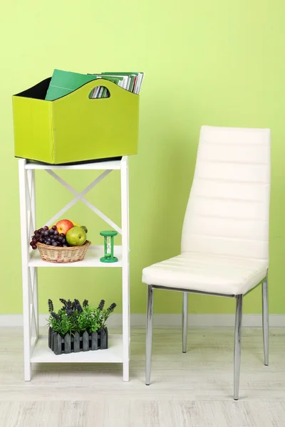 Magazines and folders in green box on shelf in room — Stock Photo, Image