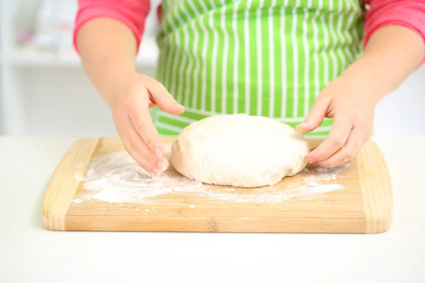 Female hands in flour closeup kneading dough on table — Stock Photo, Image