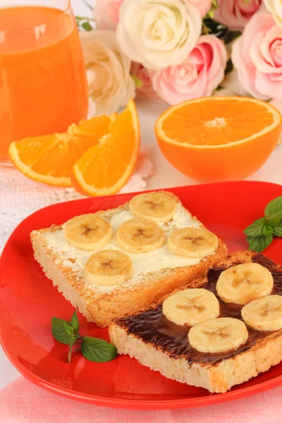 Delizioso brindisi con banane sul piatto primo piano — Foto Stock