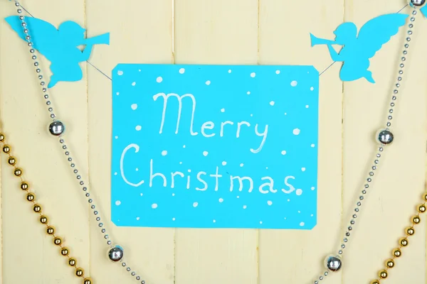 Vývěsní štít s slova Veselé Vánoce na dřevěný stůl pozadí detail — Stock fotografie