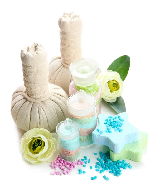 Cam şişeler ve bitkisel aromatik tuzları topları üzerinde beyaz izole kaplıca tedavisi için sıkıştırın — Stok fotoğraf
