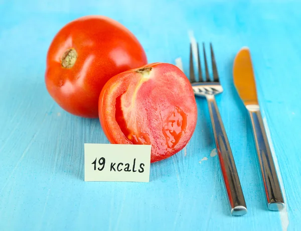 Calorie content of tomato on wooden table close-up — Stock Photo, Image