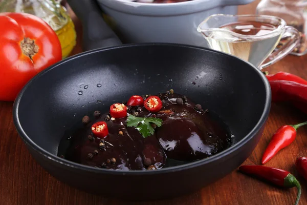 Raw liver in pan on cooking surface close-up — Stock Photo, Image